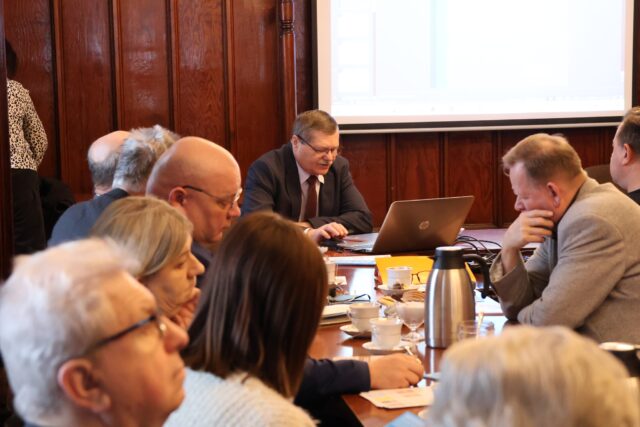 Prezesi ROD-ów z gminy Pleszew na noworocznym spotkaniu w sali sesyjnej ratusza.