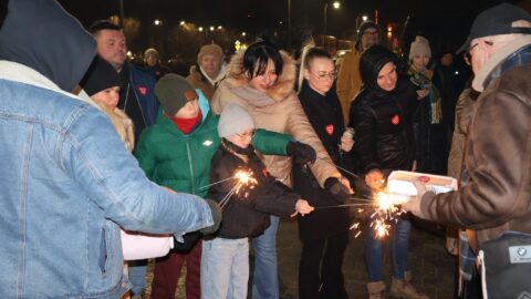 619547926_1209361844670696_1222759428648559920_n ludzie odpalający zimne ognie podczas światełka do nieba na finale WOŚP.