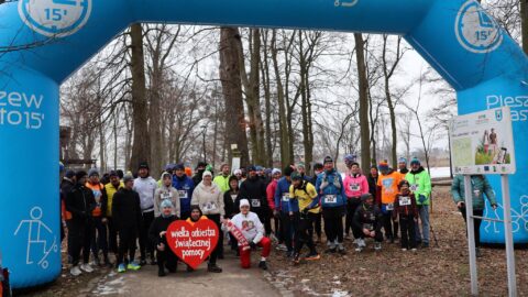 619597163_1208694128070801_7685859141132844458_n Biegacze na starcie pleszewskiego biegu "Policz się cukrzycą" w Plantach.