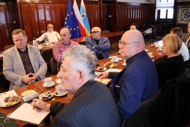 Prezesi ROD-ów z gminy Pleszew na noworocznym spotkaniu w sali sesyjnej ratusza.