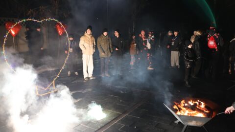 621672447_1209360708004143_6218123579489657907_n ludzie odpalający zimne ognie podczas światełka do nieba na finale WOŚP.