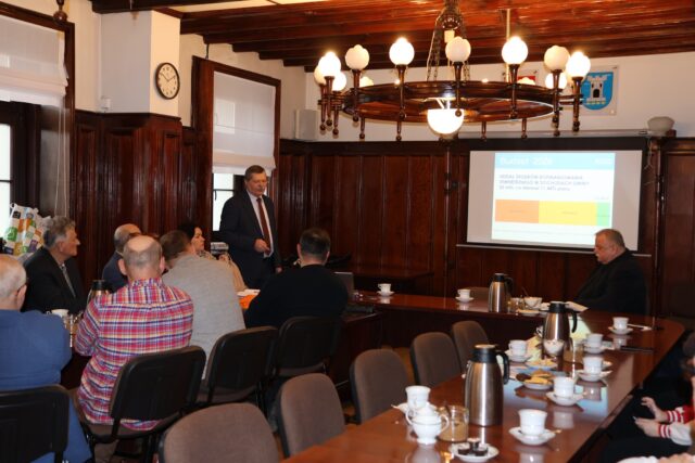 Prezesi ROD-ów z gminy Pleszew na noworocznym spotkaniu w sali sesyjnej ratusza.