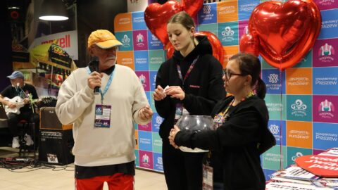 622421322_1208693881404159_6061420933744723452_n Losowanie nagród przez prowadzących podczas Pleszewskiego Biegu "Policz się z cukrzycą" w Plantach.