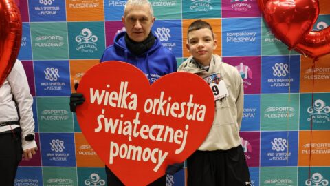 622448153_1208694218070792_2823060208436568727_n Burmistrz z synem trzymający serce WOŚP przed biegiem "Policz się z cukrzycą".