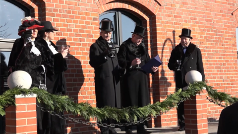 Okładka styczniowego wydania Flesz PPL TV przedstawiająca inscenizację z okazji 125-lecia pleszewskiej wąskotorówki przed budynkiem biblioteki publicznej.