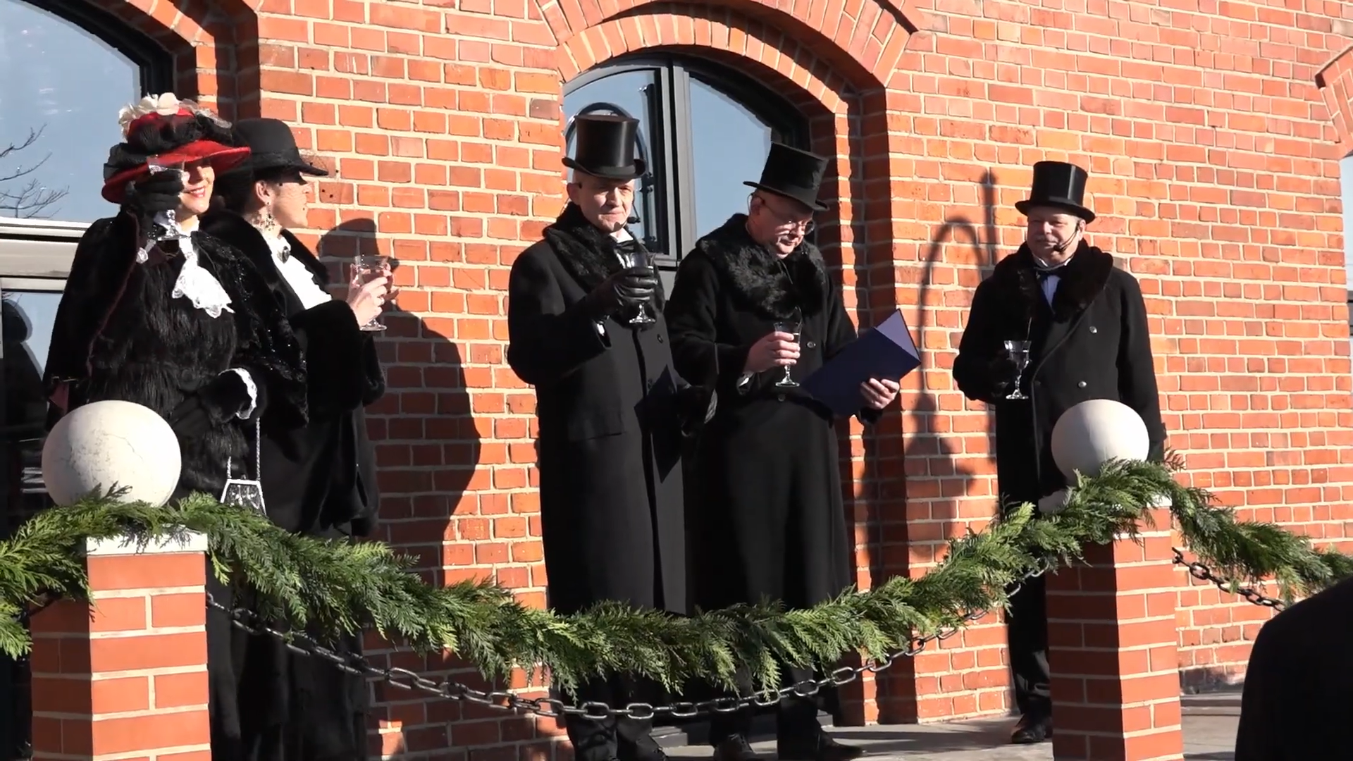 Okładka styczniowego wydania Flesz PPL TV przedstawiająca inscenizację z okazji 125-lecia pleszewskiej wąskotorówki przed budynkiem biblioteki publicznej.