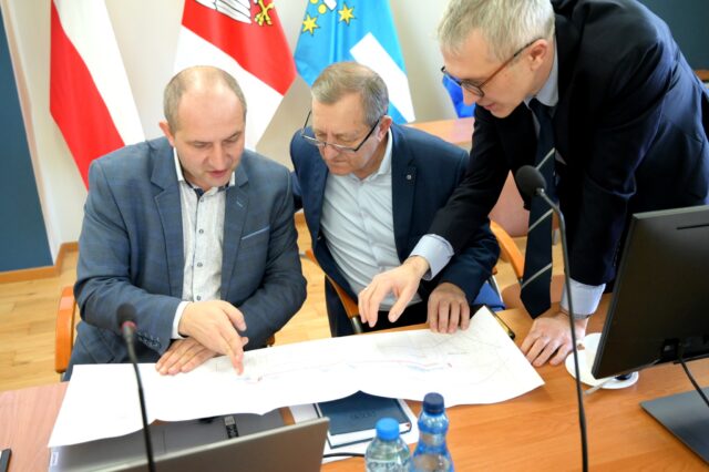 Konsultacje mężczyzn przy dokumentach