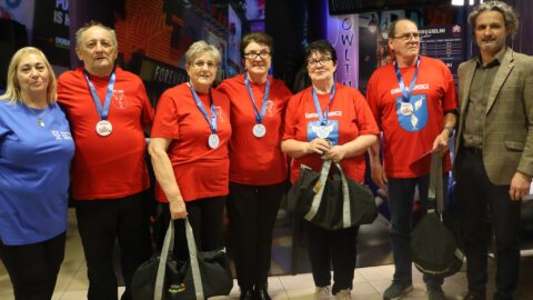 Zdobywcy trzeciego miejsca na senioralnej spartakiadzie z nagrodami w rękach