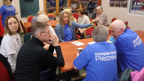 Seniorzy podczas spartakiady senioralnej siedzący w strzelnicy.