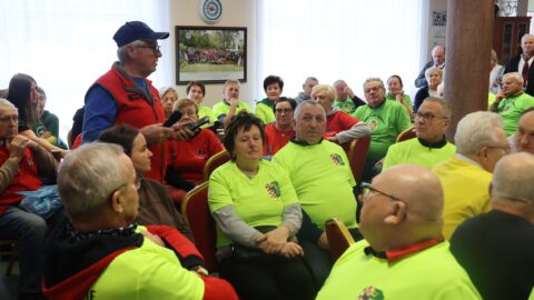 Seniorzy podczas spartakiady senioralnej siedzący w strzelnicy.