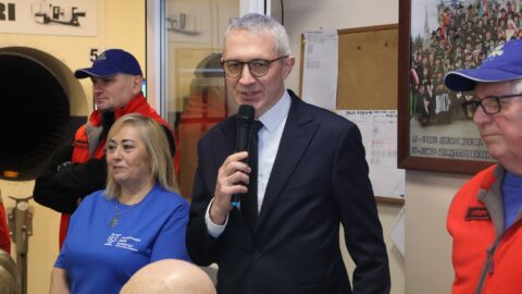 Burmistrz przemawiający podczas otwarcia spartakiady senioralnej w strzelnicy.