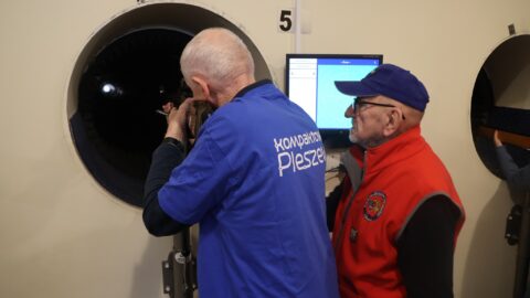 Konkurencje podczas spartakiady senioralnej rozgrywane w strzelnicy KBS. Osoba strzelająca w strzelnicy.