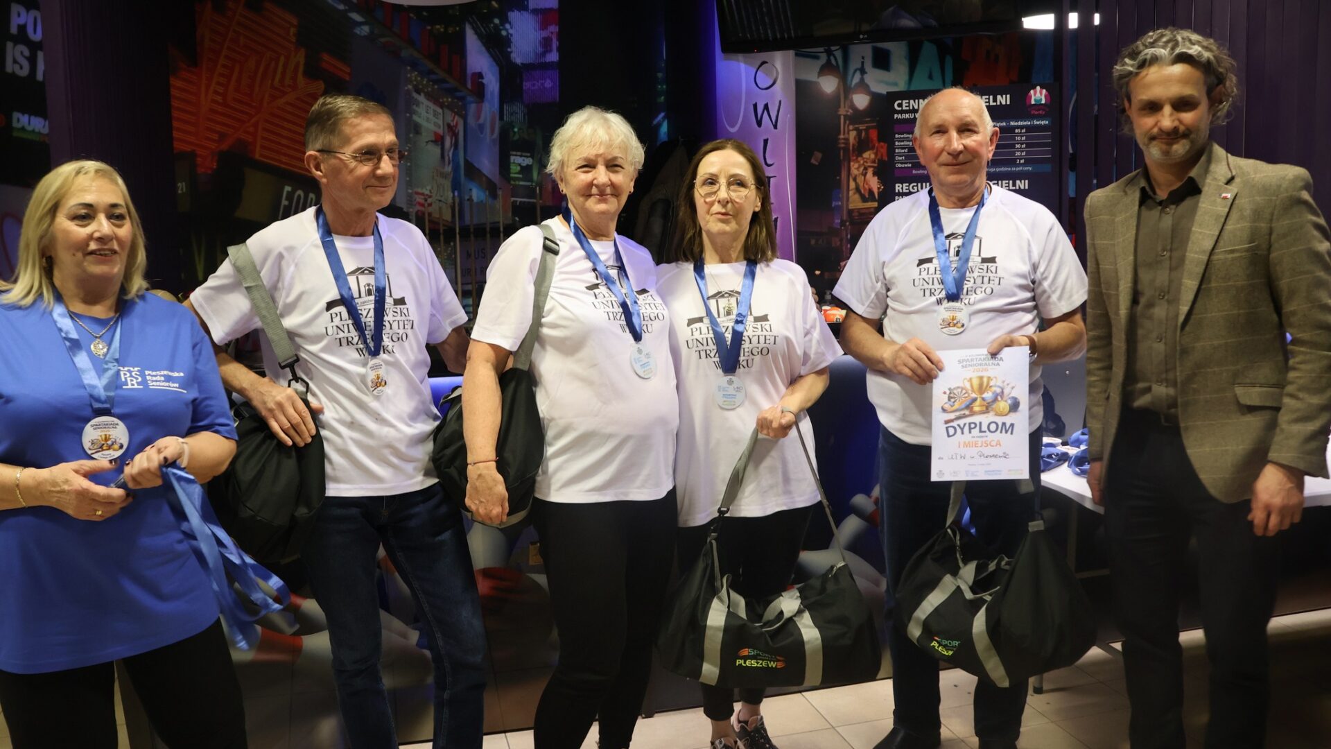 Zdobywcy pierwszego miejsca na senioralnej spartakiadzie z nagrodami w rękach