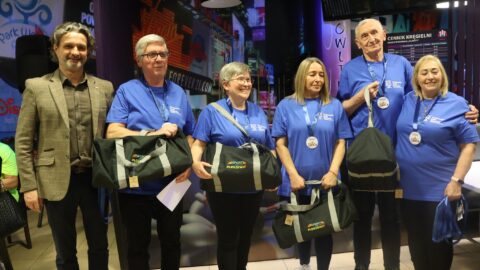 Zdobywcy drugiego miejsca na senioralnej spartakiadzie z nagrodami w rękach