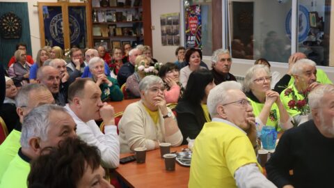 Seniorzy podczas spartakiady senioralnej siedzący w strzelnicy.