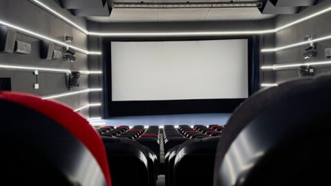 sala kinowa z widokiem na ekran kinowy.