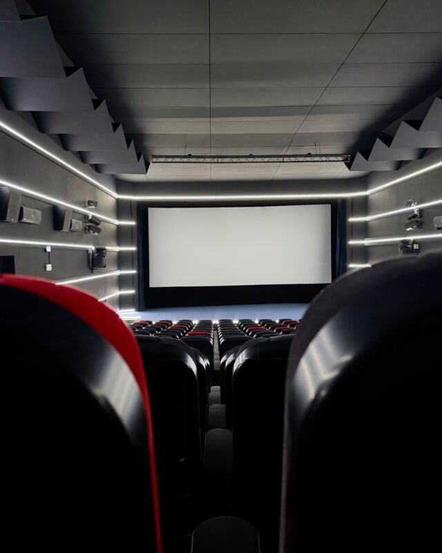 sala kinowa z widokiem na ekran kinowy.