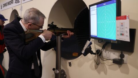 burmistrz strzelający w strzelnicy Kurkowego Bractwa Strzeleckiego podczas spartakiady.