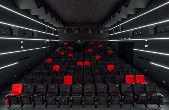Sala kinowa z rzędami foteli
