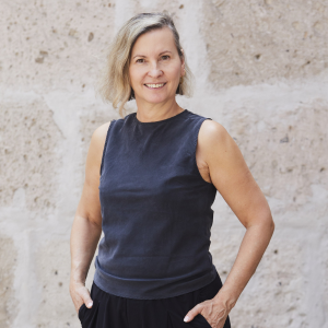 Kobieta na tle ściany