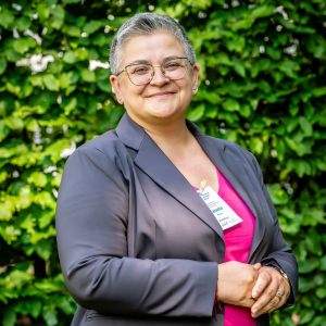 portret kobiety na tle przyrody