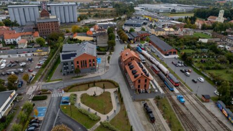 widok z góry na Zajezdnię Kultury, Compact Lab bibliotekę na terenach pokolejowych.