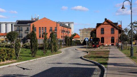 Widok na bibliotekę i Compact Lab Pleszew oraz centrum przesiadkowe.