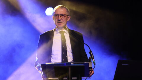 osoba przemawiająca na scenie zajezdni kultury