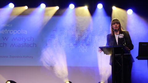 osoba przemawiająca na scenie zajezdni kultury