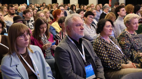 Uczestnicy konferencji Poza metropolią na widowni Zajezdni Kultury w Pleszewie