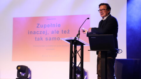 osoba przemawiająca na scenie zajezdni kultury