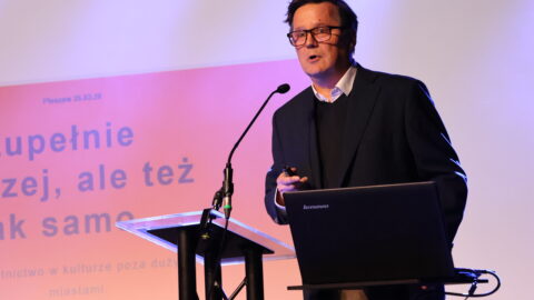 osoba przemawiająca na scenie zajezdni kultury