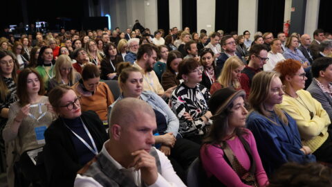 Uczestnicy konferencji Poza metropolią na widowni Zajezdni Kultury w Pleszewie