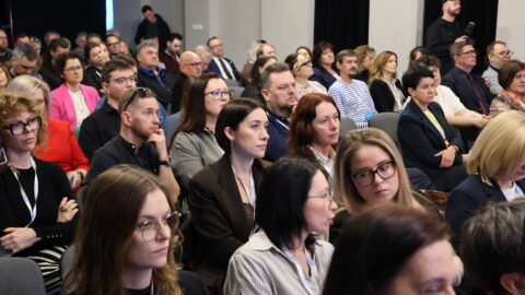 Uczestnicy konferencji Poza metropolią na widowni Zajezdni Kultury w Pleszewie