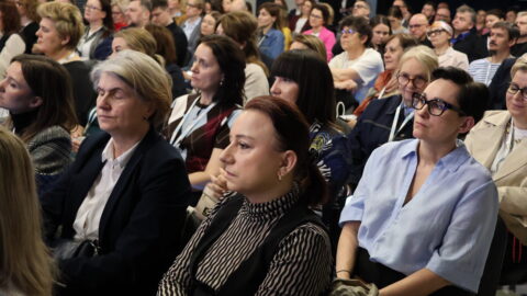 Uczestnicy konferencji Poza metropolią na widowni Zajezdni Kultury w Pleszewie