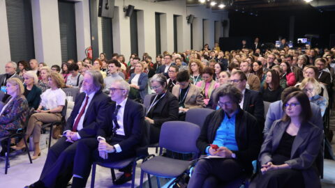 Uczestnicy konferencji Poza metropolią na widowni Zajezdni Kultury w Pleszewie