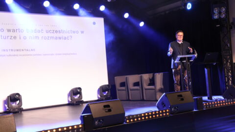 osoba przemawiająca na scenie zajezdni kultury