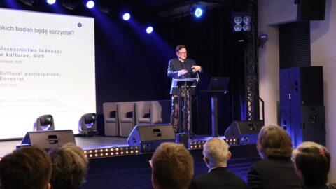 osoba przemawiająca na scenie zajezdni kultury