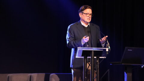 osoba przemawiająca na scenie zajezdni kultury