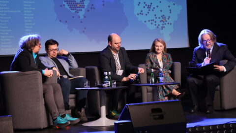 uczestnicy debaty na scenie zajezdni kultury w Pleszewie podczas konferencji