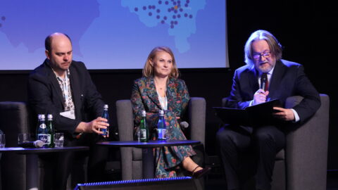 uczestnicy debaty na scenie zajezdni kultury w Pleszewie podczas konferencji