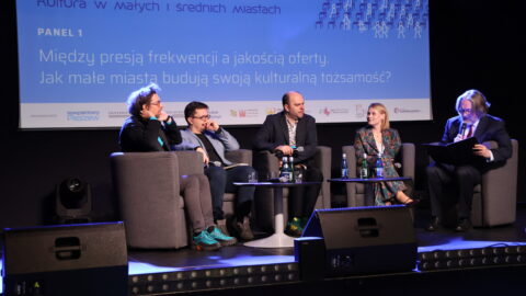 uczestnicy debaty na scenie zajezdni kultury w Pleszewie podczas konferencji