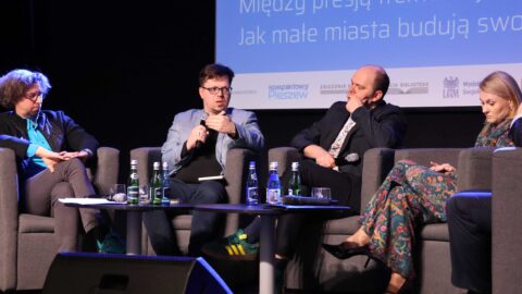 uczestnicy debaty na scenie zajezdni kultury w Pleszewie podczas konferencji