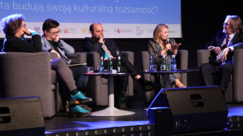 uczestnicy debaty na scenie zajezdni kultury w Pleszewie podczas konferencji