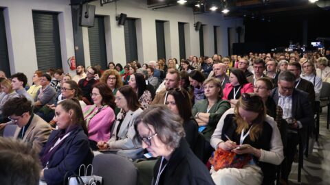 Uczestnicy konferencji Poza metropolią na widowni Zajezdni Kultury w Pleszewie