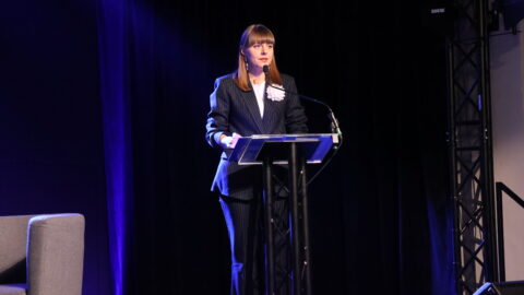 Prowadząca na scenie przy mównicy podczas konferencji Poza metropolią w Zajezdni Kultury w Pleszewie