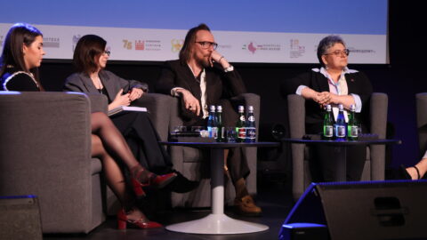 uczestnicy debaty na scenie zajezdni kultury w Pleszewie podczas konferencji