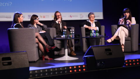 uczestnicy debaty na scenie zajezdni kultury w Pleszewie podczas konferencji