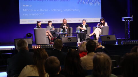 uczestnicy debaty na scenie zajezdni kultury w Pleszewie podczas konferencji