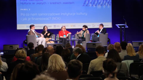 uczestnicy debaty na scenie zajezdni kultury w Pleszewie podczas konferencji